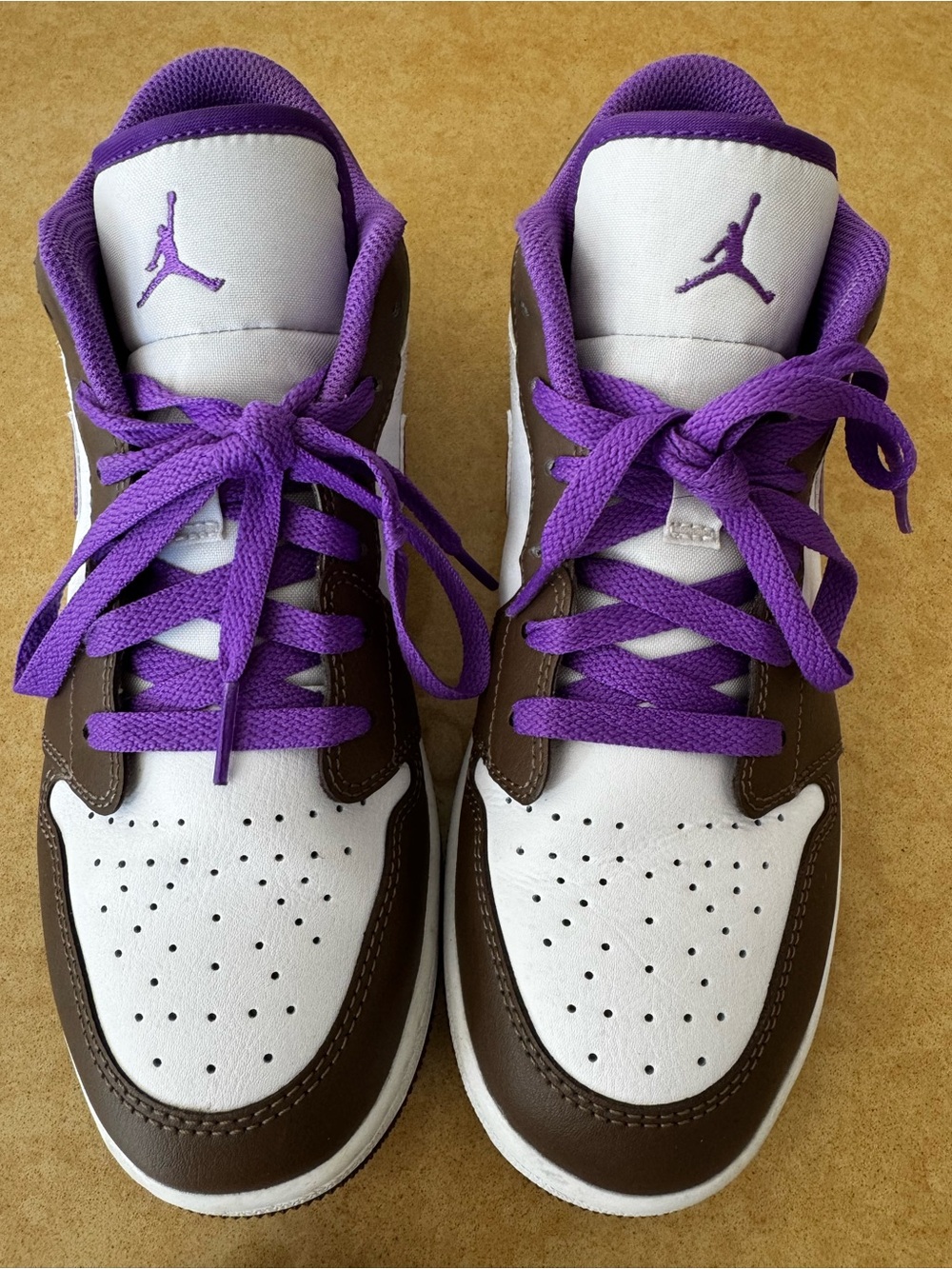 Nike Kids Low-Top Sneakers in White, Brown & Purple